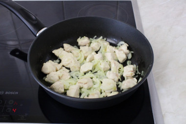 Брокколи с курицей на сковороде