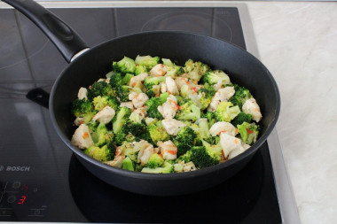 Брокколи с курицей на сковороде