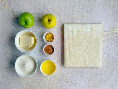 Булочки из слоеного теста с яблоками