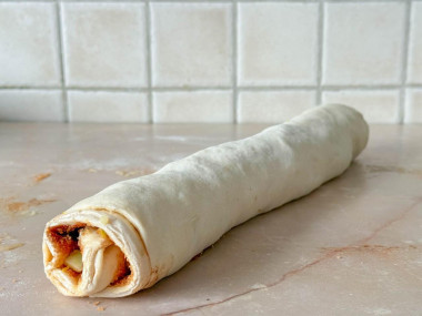 Булочки из слоеного теста с яблоками