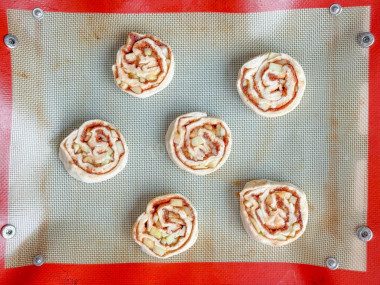 Булочки из слоеного теста с яблоками