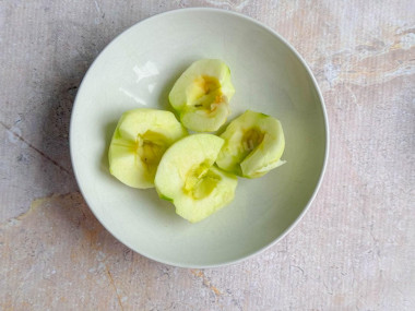 Булочки из слоеного теста с яблоками