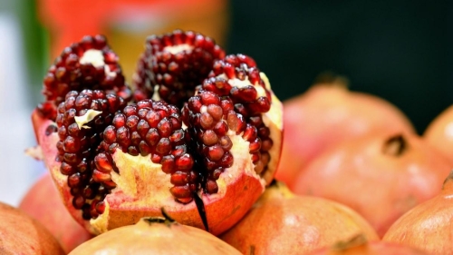 Чем полезен гранат для организма человека и сколько его можно есть