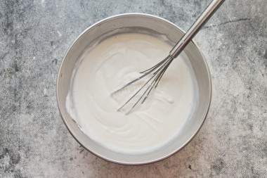 Десерт из сметаны и желатина с ягодами