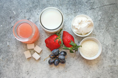 Десерт из сметаны и желатина с ягодами