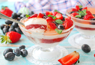 Десерт из сметаны и желатина с ягодами