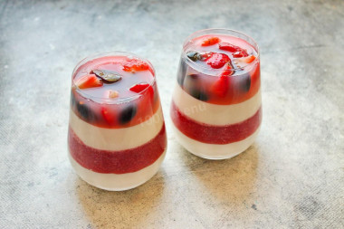 Десерт из сметаны и желатина с ягодами