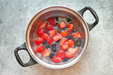 Десерт из сметаны и желатина с ягодами