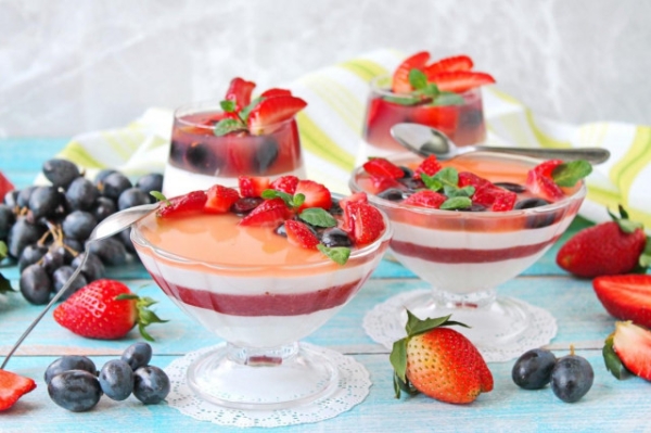 Десерт из сметаны и желатина с ягодами