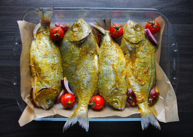 Дорадо целиком в духовке