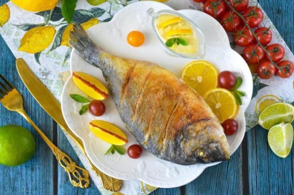 Дорадо жареная на сковороде целиком