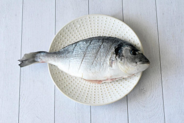 Дорадо жареная на сковороде целиком