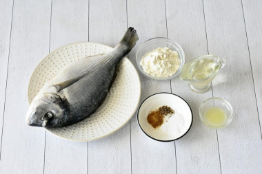 Дорадо жареная на сковороде целиком