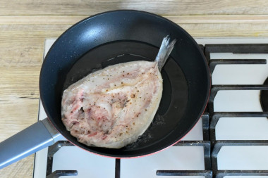 Филе дорадо на сковороде