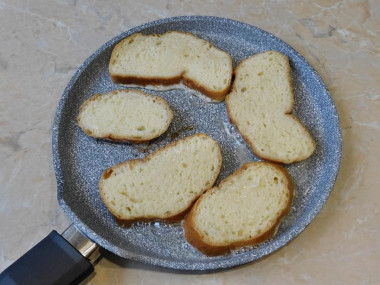 Гренки из батона на сковороде с яйцом и молоком