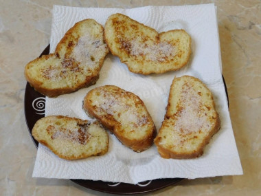 Гренки из батона на сковороде с яйцом и молоком