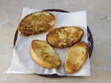 Гренки с яйцом на сковороде