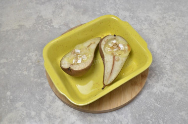 Груша с сыром камамбер в духовке