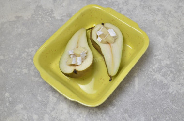 Груша с сыром камамбер в духовке