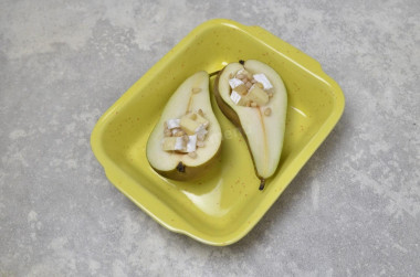 Груша с сыром камамбер в духовке