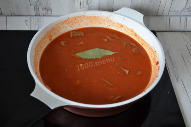 Гуляш из говядины с подливкой классический на сковороде