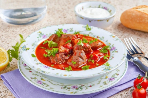 Гуляш из говядины с подливкой классический на сковороде