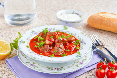 Гуляш из говядины с подливкой классический на сковороде