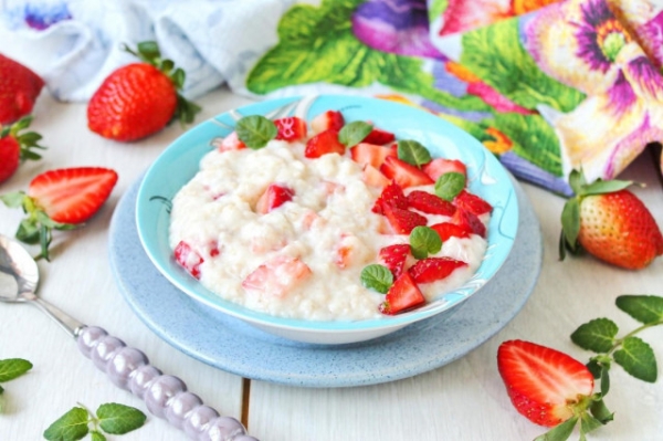 Каша с клубникой