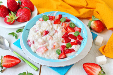 Каша с клубникой