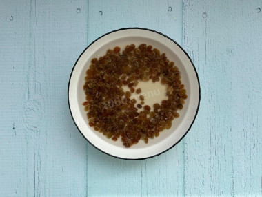 Кекс на кефире и растительном масле с изюмом