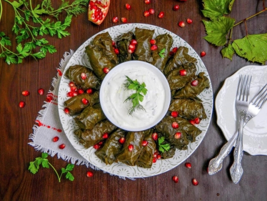 Классическая долма в виноградных листьях в кастрюле