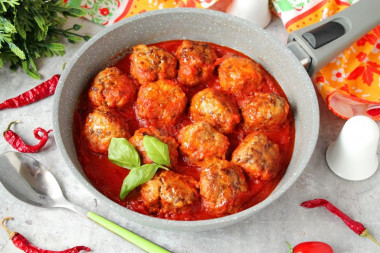 Классические фрикадельки из фарша в соусе