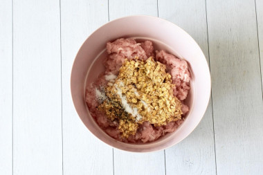 Котлеты с овсяными хлопьями и фаршем