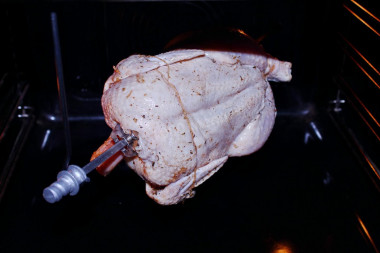 Курица гриль в духовке на вертеле целиком с корочкой