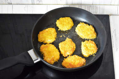Курица в панировке на сковороде