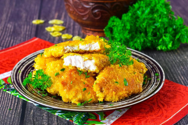 Курица в панировке на сковороде