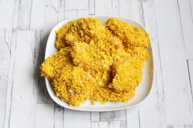 Курица в панировке на сковороде