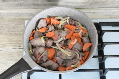 Куриная печень в горшочках в духовке