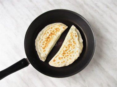 Кутабы с зеленью и сыром