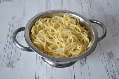 Макароны с помидорами на сковороде