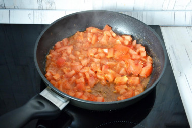 Макароны с помидорами на сковороде