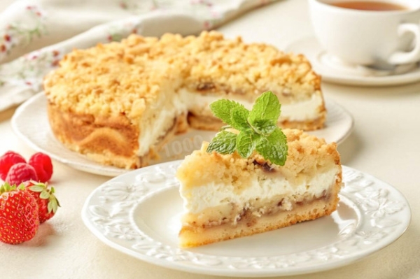 Насыпной пирог с творогом и яблоками в духовке