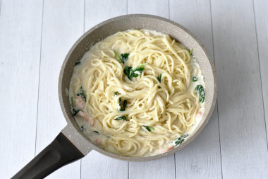 Паста с креветками и шпинатом