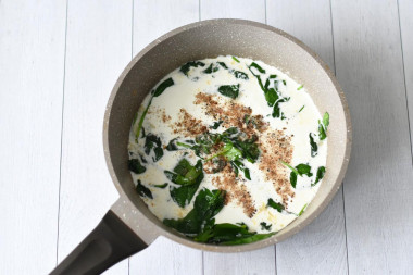 Паста с креветками и шпинатом