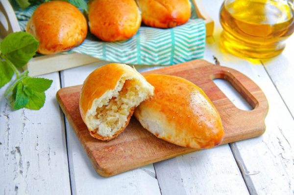 Пирожки дрожжевые с капустой в духовке