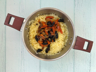 Плов с курагой и черносливом