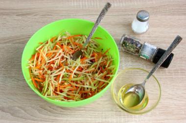 Простой салат из зеленой редьки с морковью и яблоком