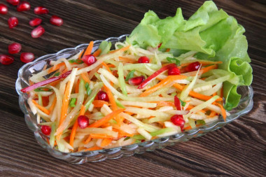 Простой салат из зеленой редьки с морковью и яблоком