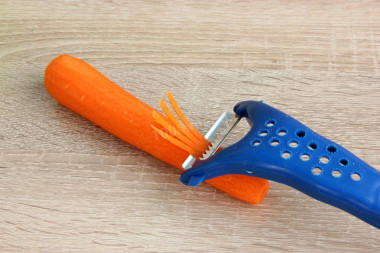 Простой салат из зеленой редьки с морковью и яблоком