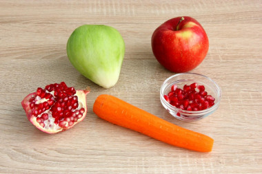 Простой салат из зеленой редьки с морковью и яблоком